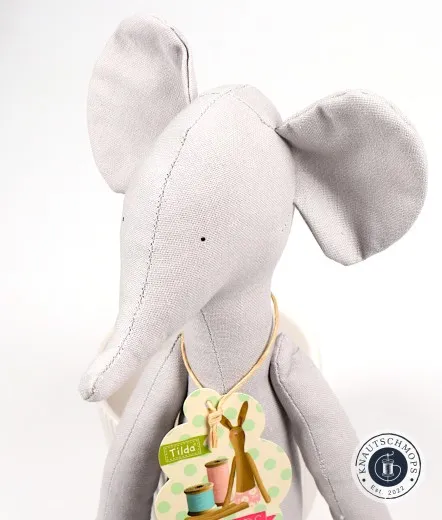 Kopf Nahaufnahme Nahaufnahme des Elefantenkopfs mit großen Ohren und Rüssel der Tilda-Puppe „Friends“.