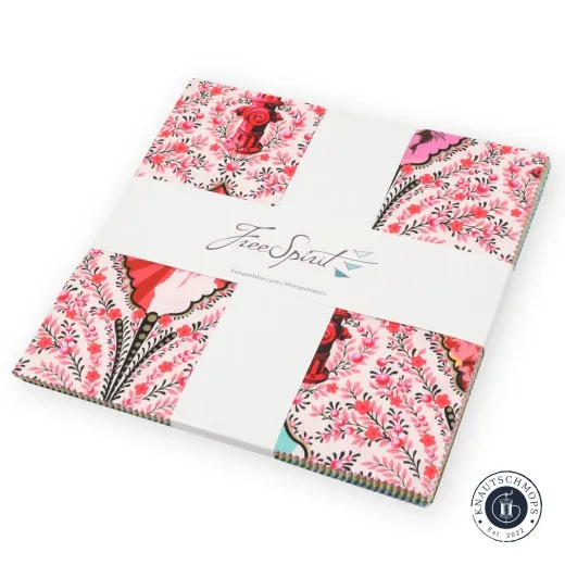 Layer Cake Stapel Gestapeltes Tula-Pink-Layer-Cake „Besties“ mit FreeSpirit-Banderole, verschiedene Motive an den Ecken sichtbar.