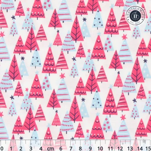 Weißer Baumwollstoff mit bunten Weihnachtsbäumen in Pink und Hellblau mit unterschiedlichen Mustern wie Streifen, Punkten und Sternen, mit Zentimeter-Maßstab am unteren Bildrand.