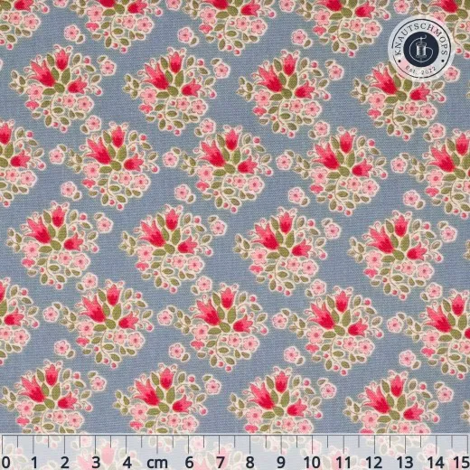 Flach ausgebreiteter Tilda-Stoff „Creating Memories – Lulu“ in Blue mit Tulpen-Blumensträußchen-Muster, mit Lineal zur Maßstabsorientierung.
