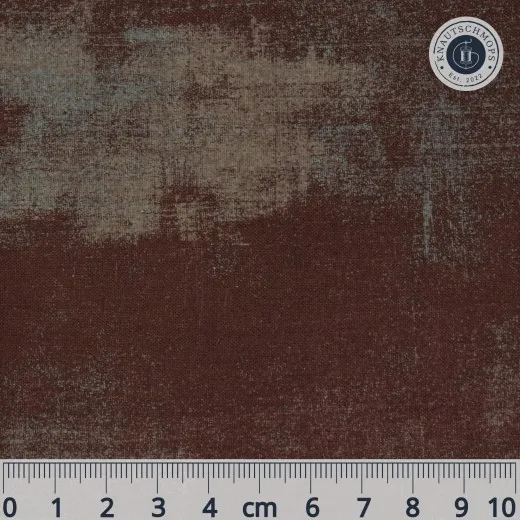 Moda Grunge Basicgrey Pinecone Baumwollstoff in Rotbraun mit meliertem Vintage-Muster, Lineal zeigt Maßstab in cm