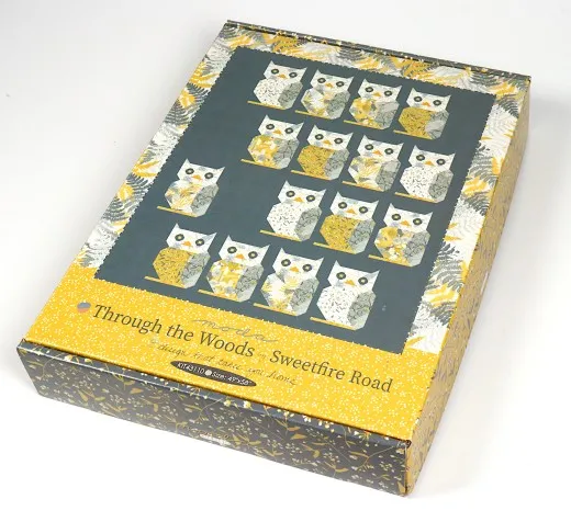 Moda Quilt Kit Through the Woods Sweetfire Road, Verpackung mit Eulen-Quilt in Grau und Gelb