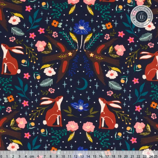 Moonlit Forest Dusk – Gesamtansicht mit Lineal Dunkelblauer Baumwollstoff mit Hasen, Vögeln, Mond und Blumenmotiven im Spiegel-Rapport, Gesamtansicht mit Lineal