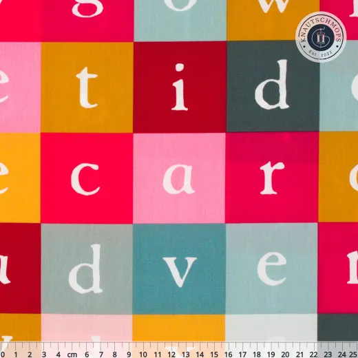 Musteransicht mit Lineal Buntes Alphabet-Patchworkmuster mit Buchstabenquadraten in Pink, Rot, Gold und Petrol, Lineal zum Größenvergleich.