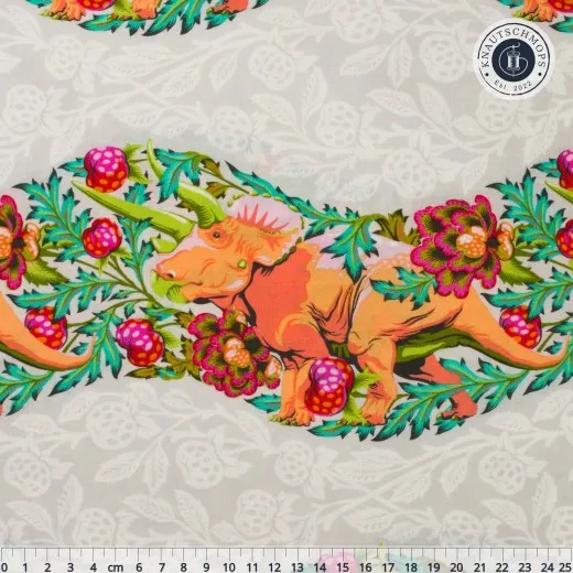 Musteransicht mit Maßstab Orangefarbene Triceratops-Dinosaurier in einem geschwungenen Band aus Blättern, Blüten und Beeren auf cremefarbenem Damast-Fond, mit Zentimeter-Maßstab.