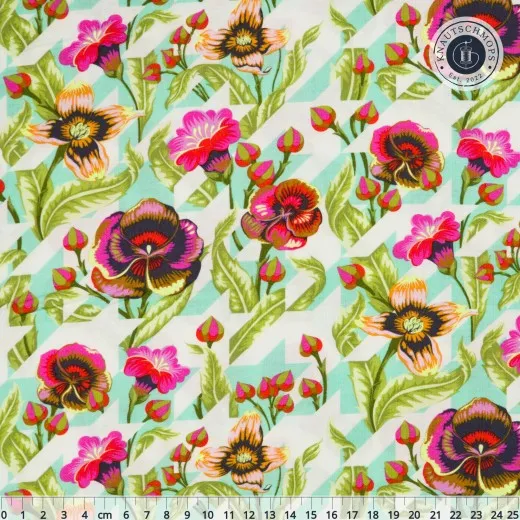 Bunte Stiefmütterchen und Blüten auf mint-weißem Hahnentritt-Fond, mit Zentimeter-Maßstab.