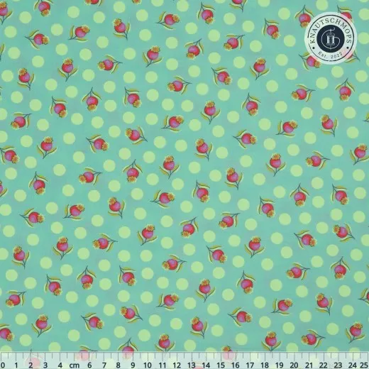 Kleine Rosenknospen und Punkte auf türkisem Fond, mit Zentimeter-Maßstab.