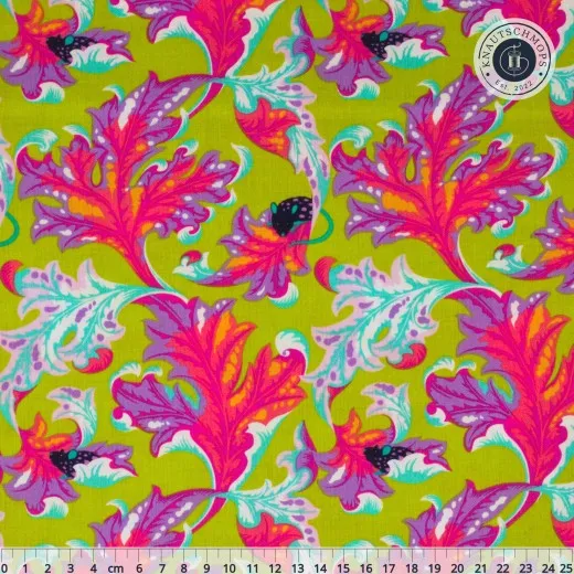 Nahaufnahme des Tabby-Road-Déjà-Vu-Stoffs „Eek" in Electroberry mit lila-pink-orangen Blattranken und Blüten auf limettengrünem Fond, mit Zentimetermaß.