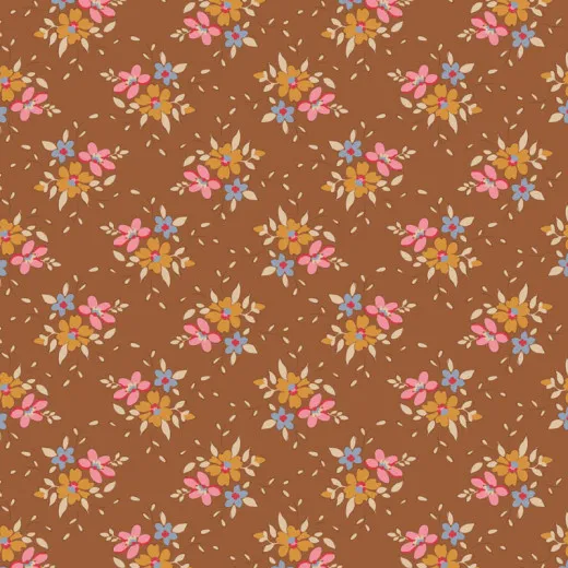 Musterausschnitt Frida Brown Nahaufnahme des Blumendrucks „Creating Memories – Frida“ in Brown mit rosa, blauen und ockerfarbenen Blüten.