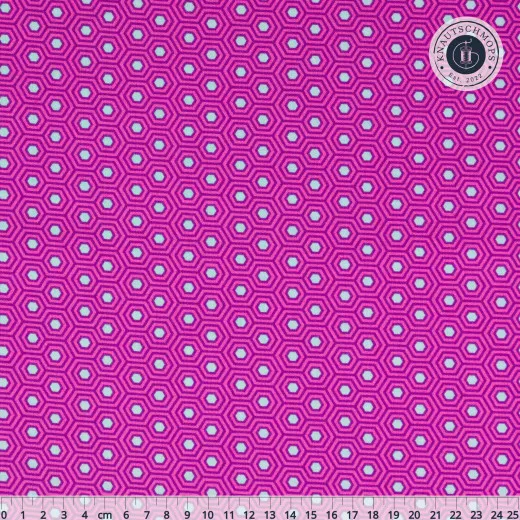 Musterausschnitt Hexy Rainbow Thistle Nahaufnahme des True-Colors-Stoffs „Hexy Rainbow" in Thistle mit hellblauen Punkten in Sechseck-Rahmen auf pinkfarbenem Fond, mit Zentimetermaß.