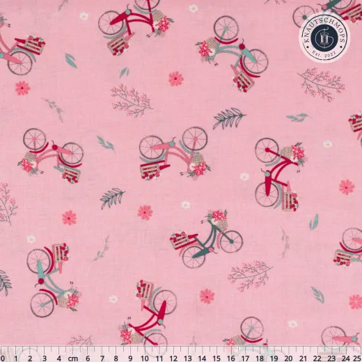 Musterausschnitt des Stoffs Bicycles in Frosting mit rosa Fahrrädern und Zentimeter-Lineal