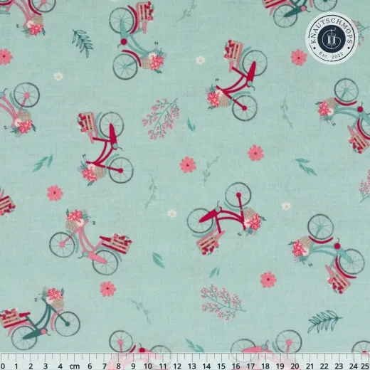 Musterausschnitt des Stoffs Bicycles in Mint mit rosa-roten Fahrrädern und Zentimeter-Lineal
