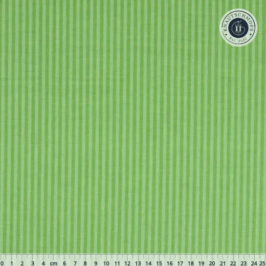 Musterausschnitt des Streifenstoffs Tonal Stripe in Green mit Zentimeter-Lineal