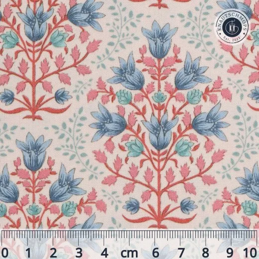 Baumwollstoff mit blauem Tulpen-Blütenmuster, roten Zweigen und mintgrünen Blättern auf cremefarbenem Grund, Musterausschnitt mit Maßstab-Lineal.