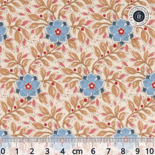 Baumwollstoff mit camelfarbenem Blätterranken-Muster, blauen Blüten und roten Punkten auf cremefarbenem Grund, Musterausschnitt mit Maßstab-Lineal.