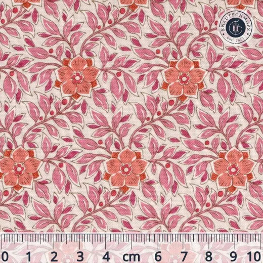Baumwollstoff mit pinkfarbenem Blätterranken-Muster und orangefarbenen Blüten auf cremefarbenem Grund, Musterausschnitt mit Maßstab-Lineal.