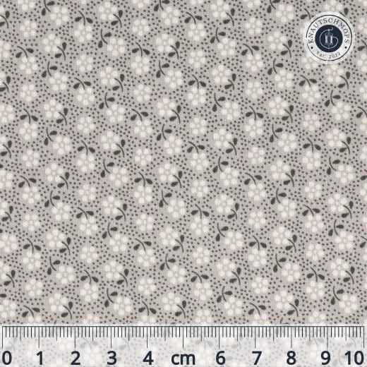 Baumwollstoff mit kleinem Streublümchenmuster in Grau-Weiß-Tönen, Musterausschnitt mit Maßstab-Lineal.