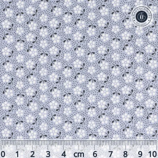 Baumwollstoff mit kleinem Streublümchenmuster in graublauen Tönen, Musterausschnitt mit Maßstab-Lineal.