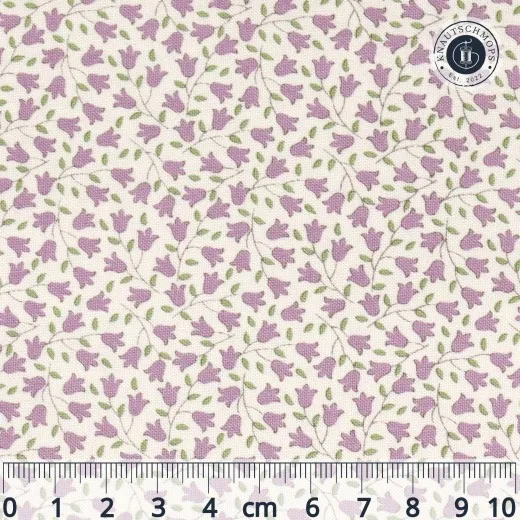 Musterausschnitt mit Maßstab Baumwollstoff mit kleinem Glockenblumen-Streumuster in Lila auf cremefarbenem Grund, Musterausschnitt mit Maßstab-Lineal.