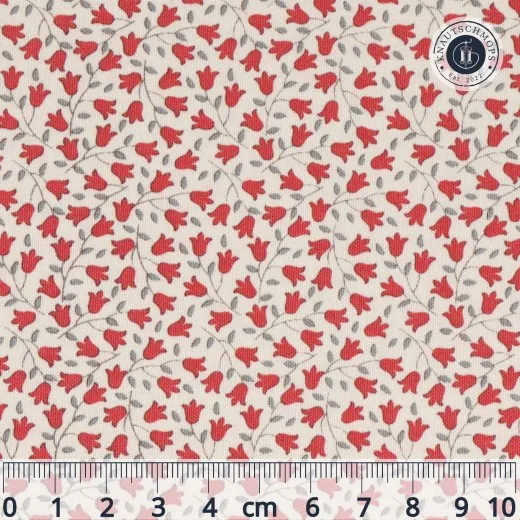Musterausschnitt mit Maßstab Baumwollstoff mit kleinem Glockenblumen-Streumuster in Rot auf cremefarbenem Grund, Musterausschnitt mit Maßstab-Lineal.