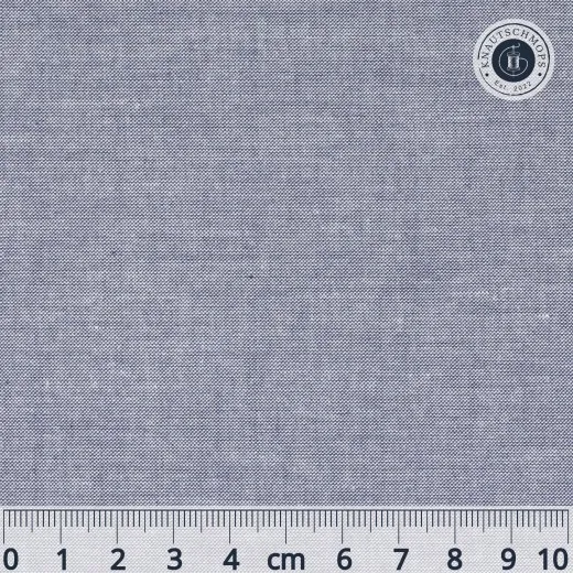 Unifarbener Chambray-Baumwollstoff in Dunkelblau, Musterausschnitt mit Maßstab-Lineal.