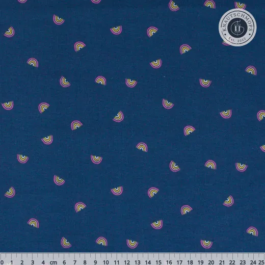 Nahaufnahme des Musters mit kleinen bunten Mini-Regenbögen auf mitternachtsblauem Grund, mit Zentimeter-Lineal.