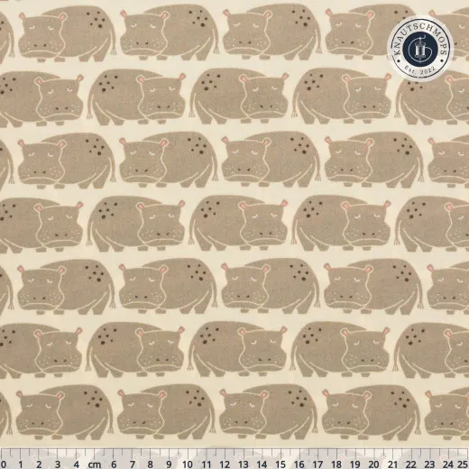 Reihen niedlicher schlafmütziger Nilpferde in dezentem Taupe auf cremefarbenem Grund, mit Zentimeter-Lineal.