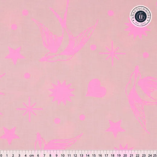 Musterausschnitt mit Maßstab Flach ausgebreiteter Baumwollstoff „Neon Fairy Flakes“ in Cosmic mit Zentimeter-Maßstab: Schwalben, Sterne und Herzen in Pink auf Altrosa.