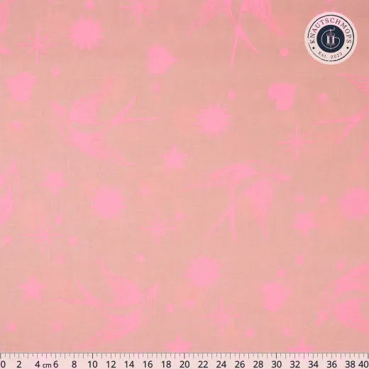Musterausschnitt mit Maßstab Flach ausgebreiteter Baumwollstoff „Neon Fairy Flakes“ in Nova mit Zentimeter-Maßstab: Schwalben, Sterne und Herzen in Pink auf Rosé.