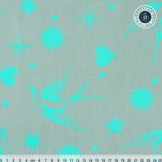 Flach ausgebreiteter Baumwollstoff „Neon Fairy Flakes“ in Spirit mit Zentimeter-Maßstab: Schwalben, Sterne und Herzen in Türkis auf Salbeigrün.
