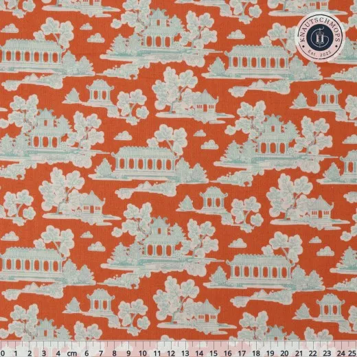 Bumblebee Sunny Park Flatlay Flach ausgebreiteter Tilda-Stoff „Bumblebee – Sunny Park“ in Ginger mit Pagoden- und Baummotiv im Toile-Stil, mit Lineal zur Maßstabsorientierung.