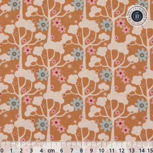 Tilda-Baumwollstoff „Candy Bloom – Wildgarden" in Honiggelb mit cremefarbenen Baumsilhouetten und pastellfarbenen Blüten in Mint und Rosa auf senffarbenem Fond.