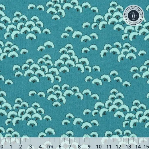 Musterdetail Cottonbloom Petrol Nahaufnahme des Bloomsville-Musters „Cottonbloom" mit mintfarbenen Blütenwolken auf Petrol, mit Maßband.