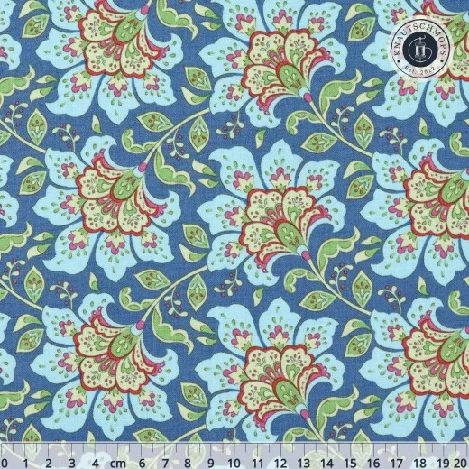 Nahaufnahme des Bloomsville-Musters „Flowermarket" mit großen Blüten in Hellblau, Grün und Pink auf Blueberry-Blau, mit Maßband.