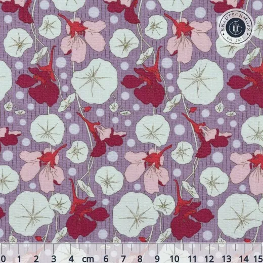 Nahaufnahme des Tilda-Musters „Gardenlife – Nasturtium" in Lavender mit mintgrünen runden Blättern und pink-roten Kapuzinerkresse-Blüten auf violettem Fond, mit Maßband zum Größenvergleich.