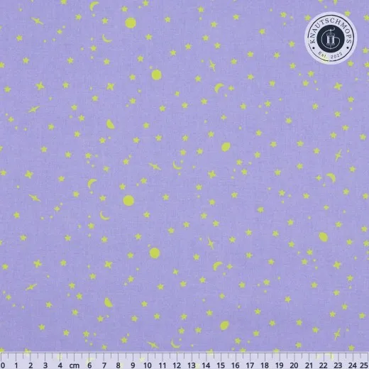 Nahaufnahme des Sternenmusters Space Sprinkles in Dream (Flieder mit Gelbgrün) mit Lineal