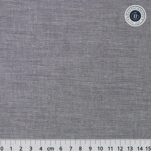 Nahaufnahme des unifarbenen Chambray-Stoffs in Grau mit Maßband.