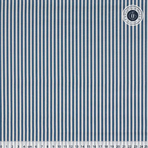 Nahaufnahme mit Maßband (cm) Nahaufnahme des Riley-Blake-Streifenstoffs in Coastalblue mit Zentimeter-Maßband zur Veranschaulichung der Streifenbreite.