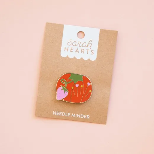 Sarah Hearts Needle Minder „Tomato Pin Cushion“ in Form eines Tomaten-Nadelkissens mit Erdbeere und Stecknadeln.