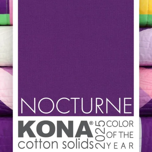 Nocturne Farbkarte Farbkarten-Motiv "Nocturne" der KONA-Cotton-Kollektion 2025 Color of the Year vor unscharfem Quilt-Hintergrund.