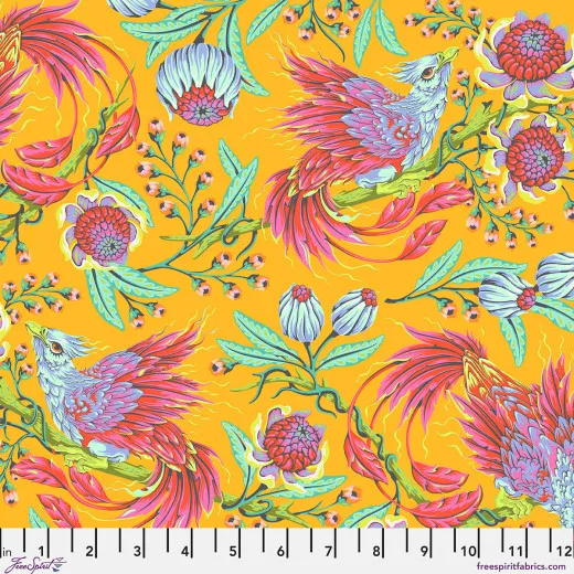 Farbenfrohe Phoenix-Vögel zwischen Protea-Blüten und Ranken auf goldgelbem Fond.