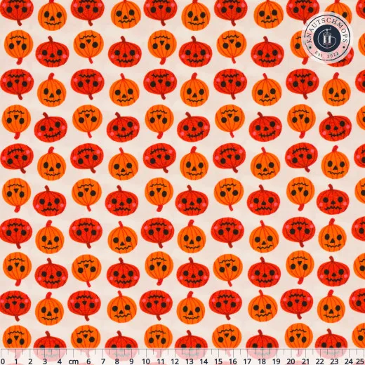 Pumpkin Party Kürbis Stoff in Orange – Meterware Baumwollstoff Pumpkin Party mit orangen Jack-O-Lantern-Kürbissen auf cremefarbenem Grund, mit Maßband