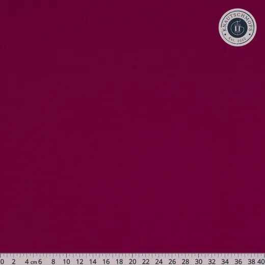 Art Gallery Fabrics Pure Solids Plum Preserve PE-493, Baumwollstoff uni in Beerenrot mit Zentimetermaßstab