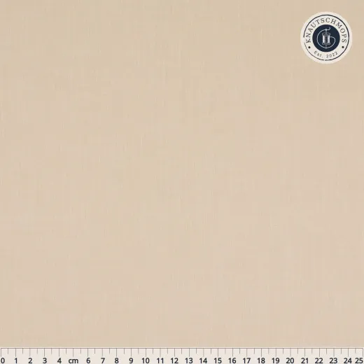 Putty White – Nahaufnahme mit Maßstab Tilda Chambray Basics in Putty White: Nahaufnahme des changierenden Chambray-Gewebes mit Zentimeter-Maßstab (25cm)