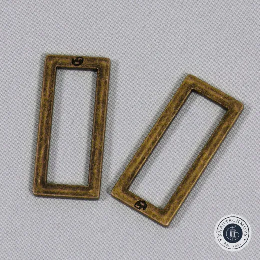 Rechteckringe 1,5 Zoll Antique Brass Zwei ByAnnie's Rechteckringe (1,5 Zoll) in Antique Brass auf Stoff drapiert