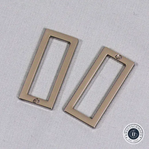 Rechteckringe 1,5 Zoll Nickel Zwei ByAnnie's Rechteckringe (1,5 Zoll) in glänzendem Nickel auf Stoff drapiert