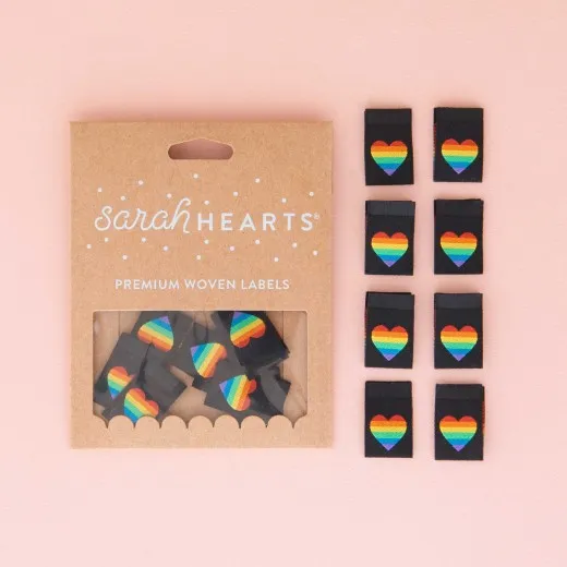 Regenbogen Herz – Verpackung Verpackung der Sarah Hearts Weblabels „Rainbow Heart" mit Regenbogen-Herz auf Schwarz