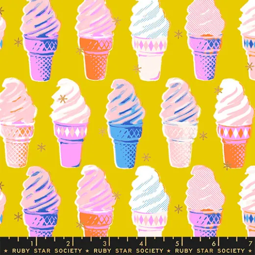 Ruby Star Society Best Day Ever Ice Cream Metallic Golden Goldgelber Baumwollstoff mit Eistüten-Motiv in Rosa, Blau und Creme, mit goldenen Glitzersternchen und kleinem Maßband-Schriftzug „Ruby Star Society“ am unteren Bildrand.