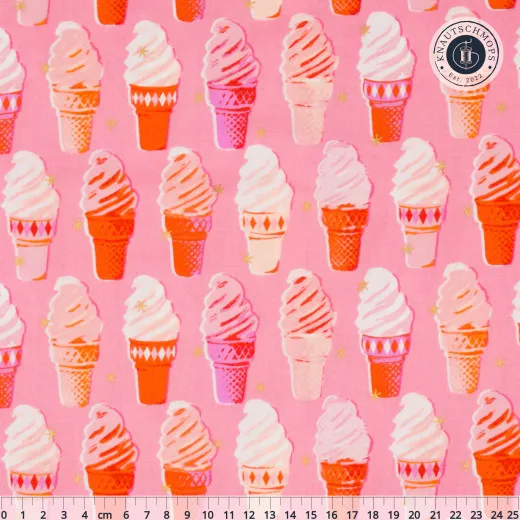 Ruby Star Society Best Day Ever Ice Cream Metallic Posy Rosafarbener Baumwollstoff mit Eistüten-Motiv in Orange, Pink und Creme, mit goldenen Glitzersternchen und Zentimeter-Maßstab am unteren Bildrand.