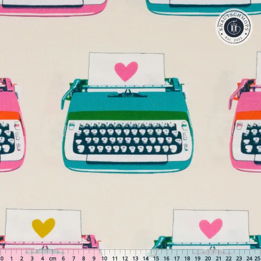 Ruby Star Society Best Day Ever Typewriters Canvas Natural Cremefarbener Canvas-Stoff mit bunten Schreibmaschinen-Motiven in Pink, Türkis und Grün, jeweils mit Herzchen auf dem eingespannten Blatt, mit Zentimeter-Maßstab am unteren Bildrand.